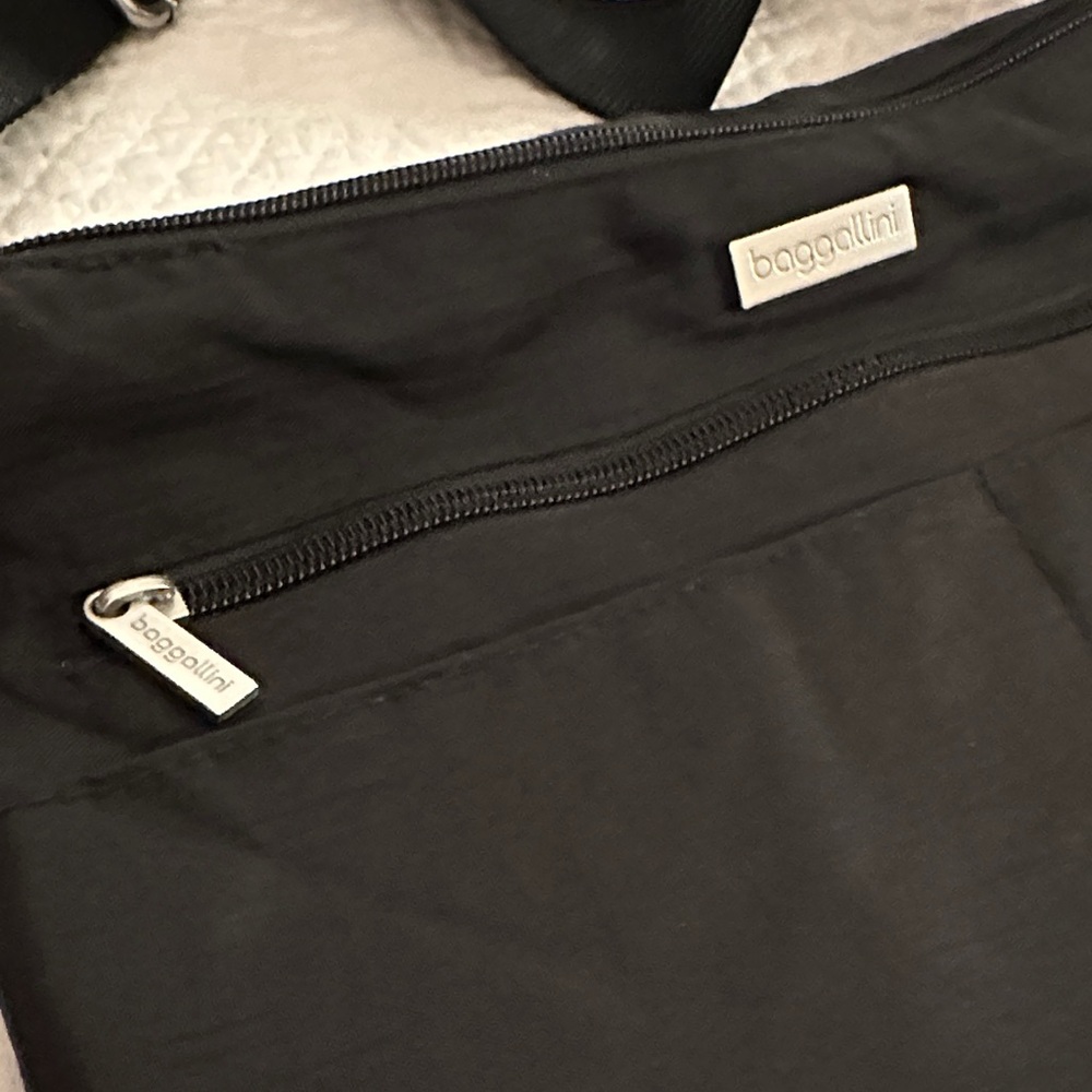 Baggallini Black Crossbody Bag - Picture 3 of 7